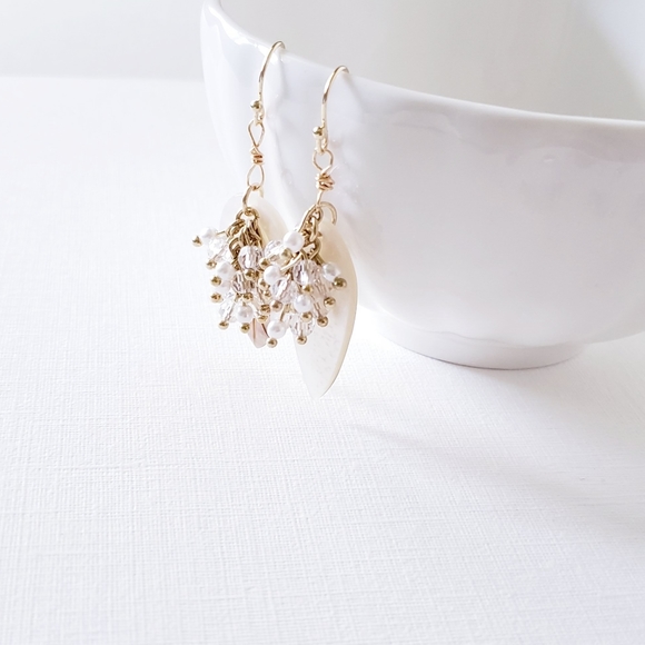 Shell pearl gold plated hook earring - Picture 3 of 4